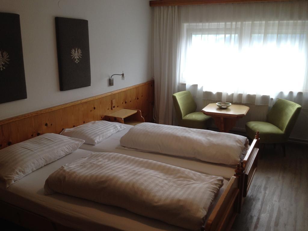 Gastehaus Winkler Hotel Karres Exterior photo